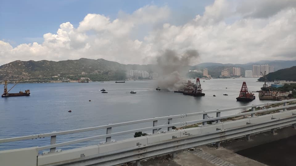 青洲灣漁船起火濃煙衝天 1人獲救據報3人失蹤