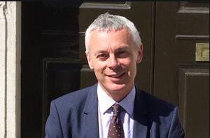 英国高考评分「算法」引全国混乱 教育部高官被免职