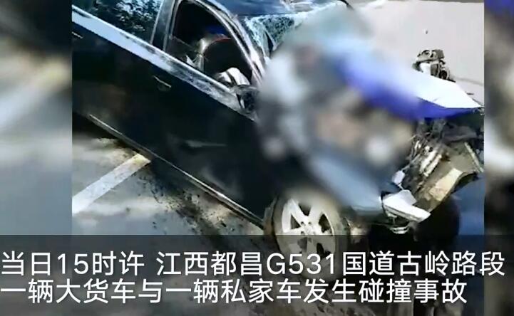 江西都昌一超载小车与货车相撞 致3人遇难