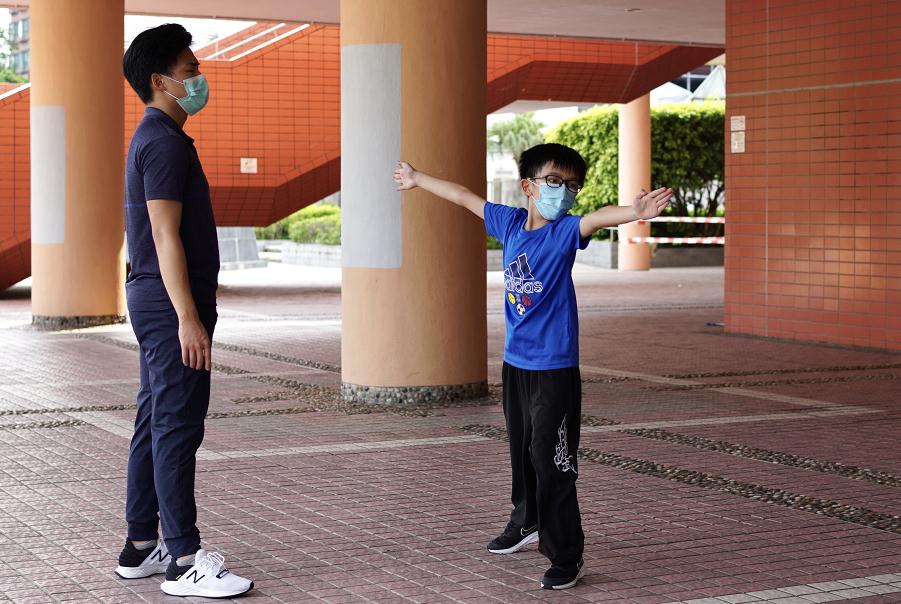 圖片新聞 | 市民堅守防疫戴罩練舞