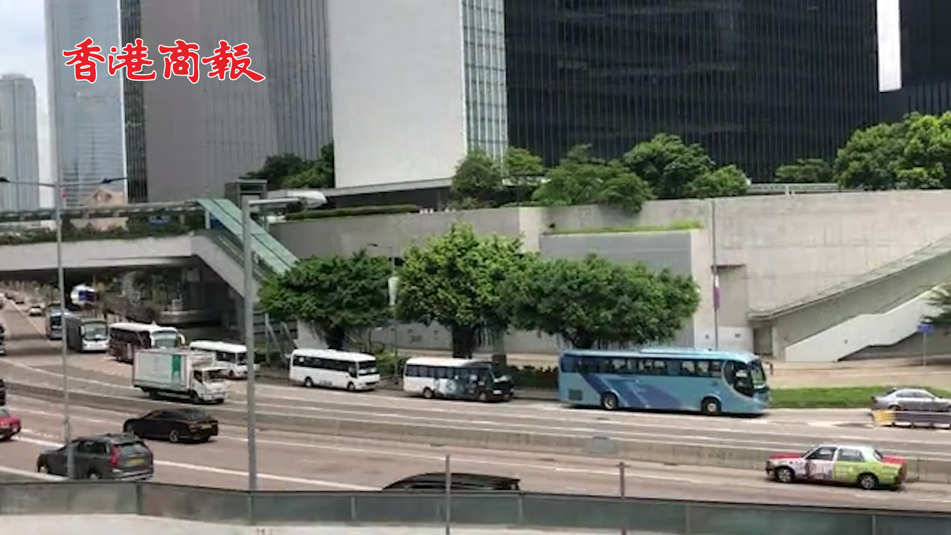 有片丨旅遊巴士鸣笛请愿 籲市民普检拯救經濟