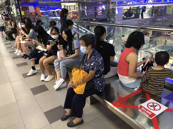 图集｜防疫措施放寬 市民湧向商場購物