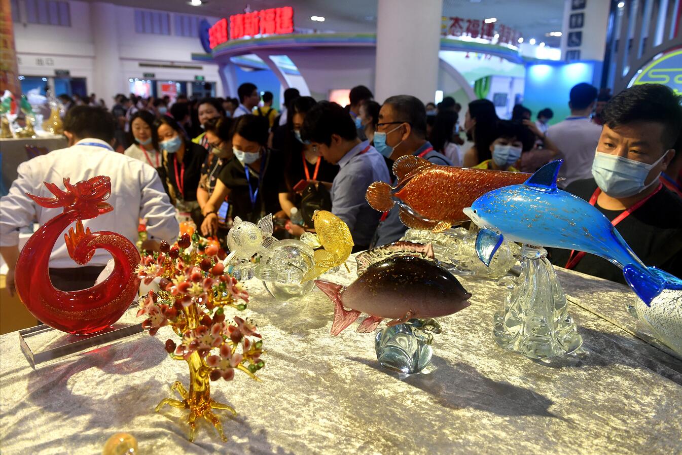 【图片新闻】台湾琉璃工艺品亮相海峡旅博会