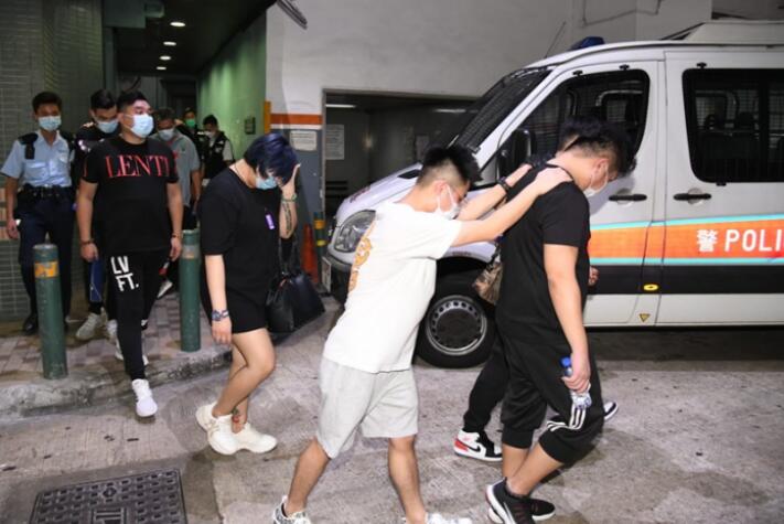 警方搗破長沙灣工廈賭檔 拘82人