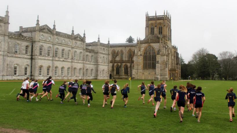 英国9月复课 学生课室内可不戴口罩