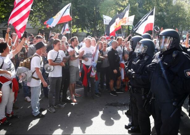 示威反对防疫措施 柏林警方拘捕300人