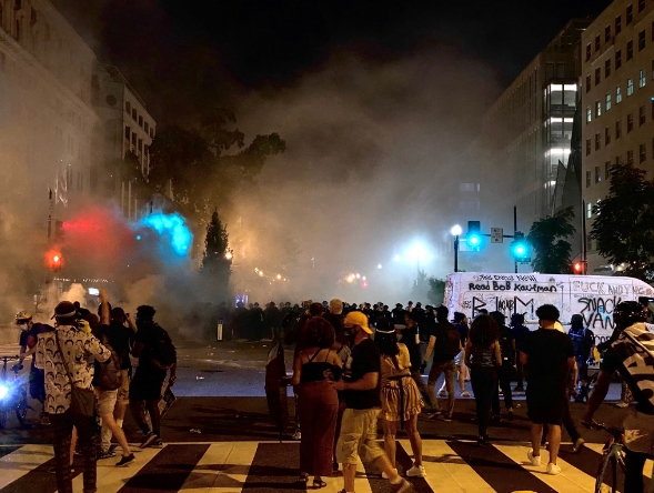 白宫外爆发抗议 美警方发射橡皮子弹眩晕弹“清场”