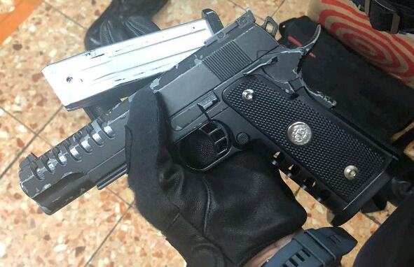 警旺角拘2男子 检获仿製手槍及伸縮棍