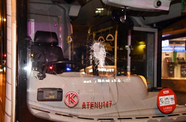 南亞漢尖沙嘴截九巴扑爆大銀幕被捕