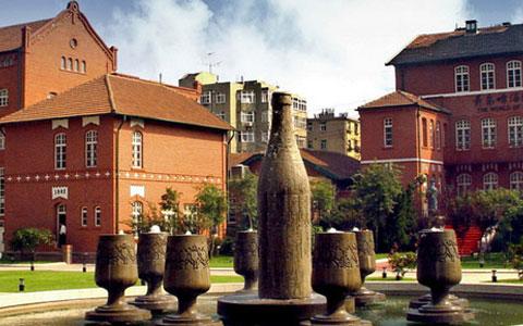 青岛啤酒中期多赚13.8%