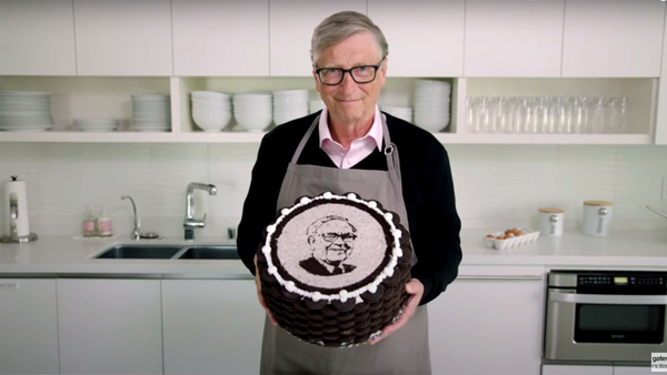 巴菲特90大壽 蓋茨親自為其做蛋糕