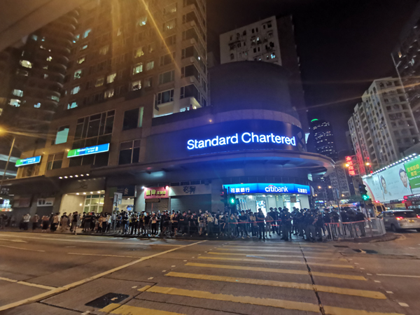 太子站外人群聚集 警舉藍旗警告違限聚