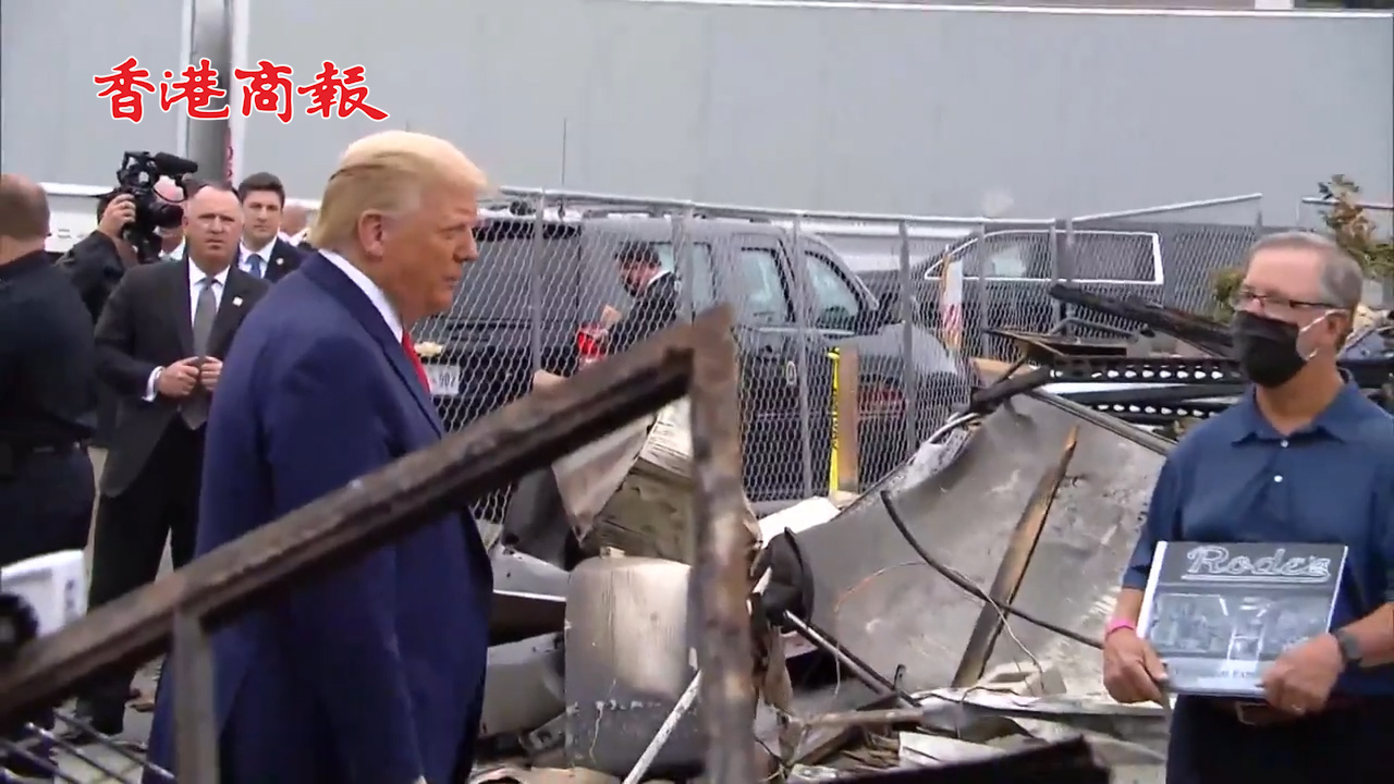 有片丨特朗普抵達基諾沙支持警察執法 被槍擊男子家人喊話：遠離我們