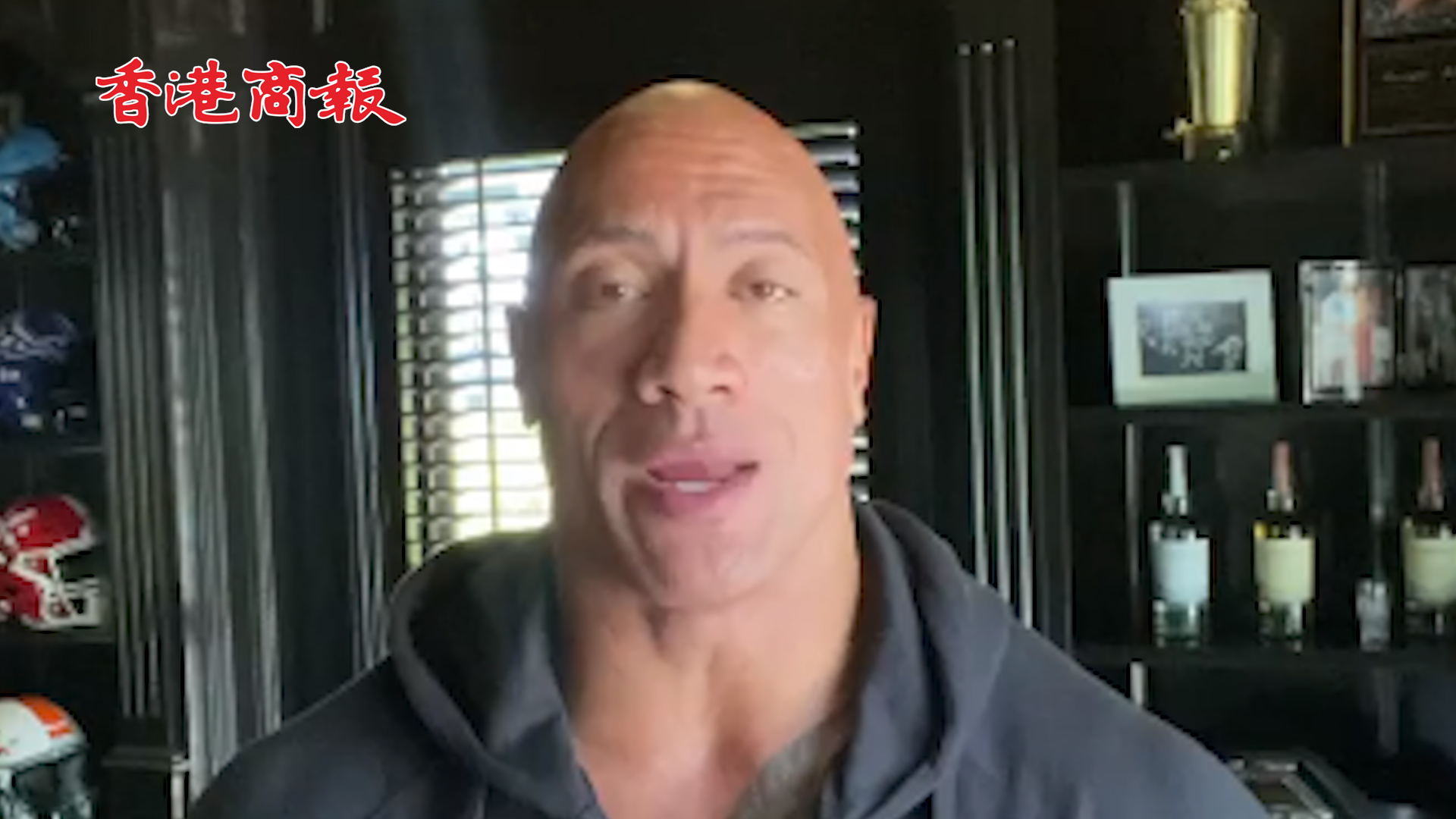 有片丨巨石強森與妻女確診新冠肺炎 錄視頻喊話：戴上口罩保護你的家人