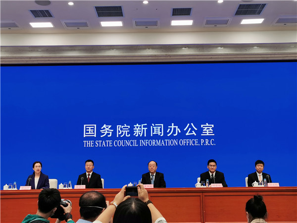 商务部答本报记者问：继续扩大服务领域对外开放 前7月服务逆差减少4384亿元