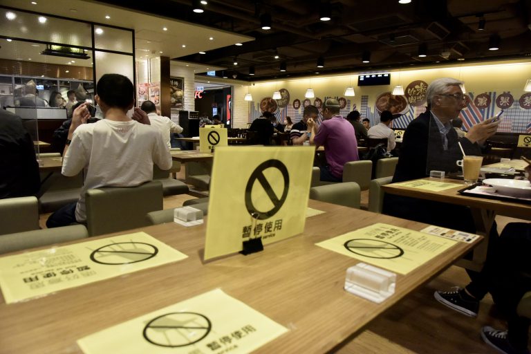 多项防疫措施今起放寬 晚市堂食延至10時