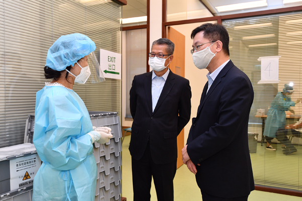 陳茂波視察科學園社區檢測中心為工作人員打氣