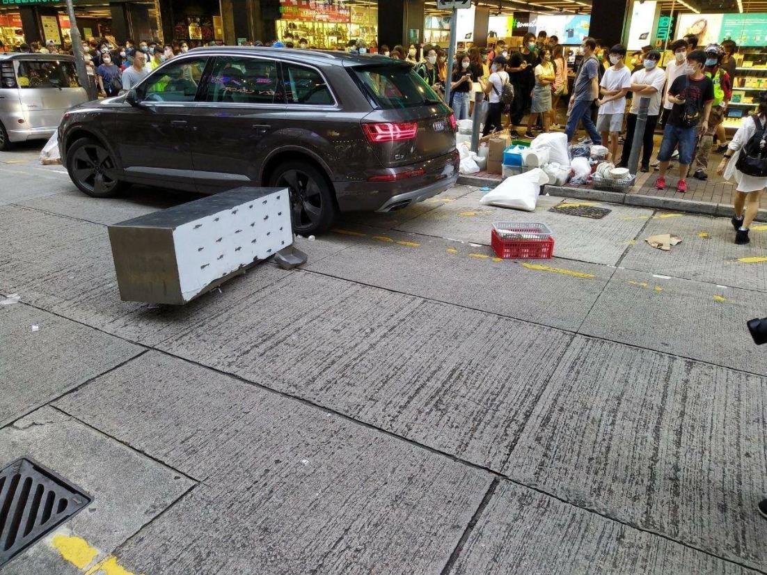 警方 ：西洋菜南街有人向警察投擲雜物