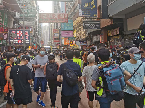 有片｜示威现场「记者」突然倒地
