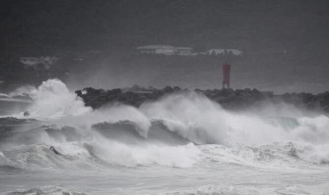 台风「海神」逼近日本西南部 九州约14万户停电