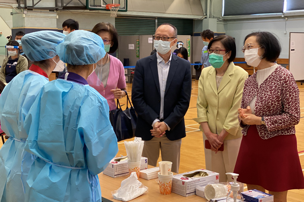 陳肇始視察駱克道體育館社區檢測中心