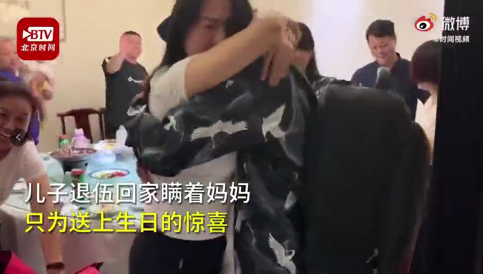 有片 | 感动！退伍兵悄悄回家参加妈妈的生日宴