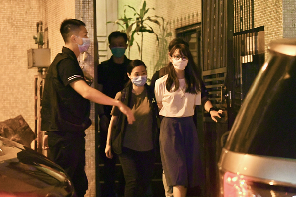 周庭設街站違限聚令 警發告票