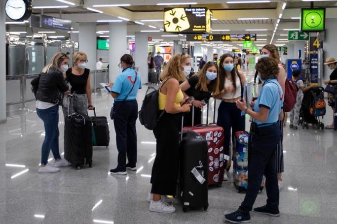 英国再多3千宗确诊 宣布希腊7岛入境者需隔离两周