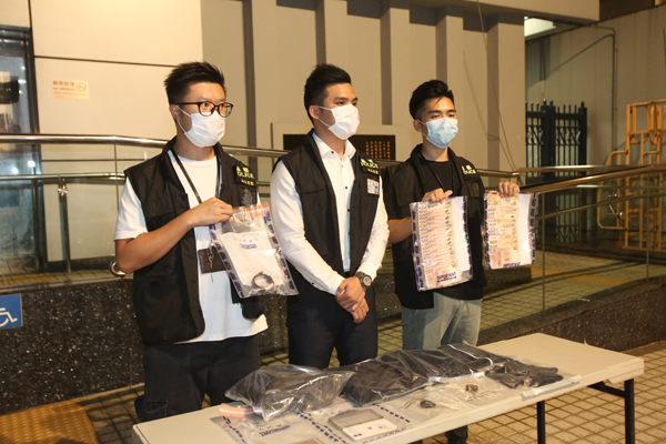 斧頭賊挾人強搶150萬名錶 警方拘兩無業漢