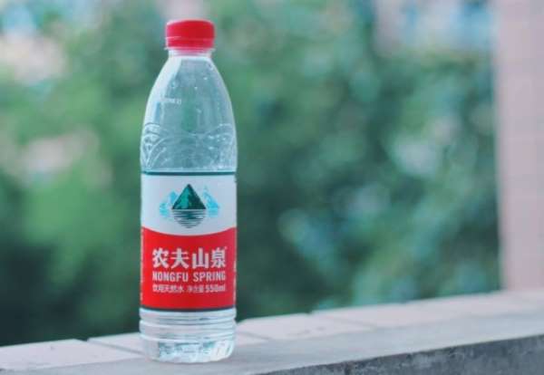 農夫山泉創始人鍾睒睒登上中國富豪榜三甲位置