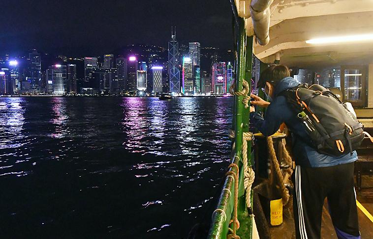 圖集｜寂靜的渡輪 舷窗外維港景色璀璨