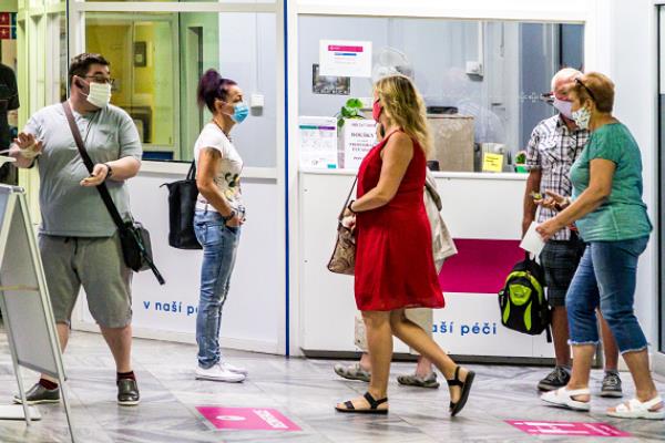 新冠病例激增 捷克强推室内“口罩令”