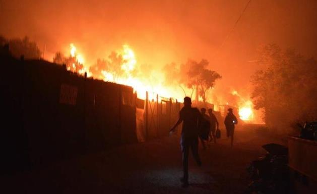 希腊最大难民营发生大火 超1.2万人亟待安置