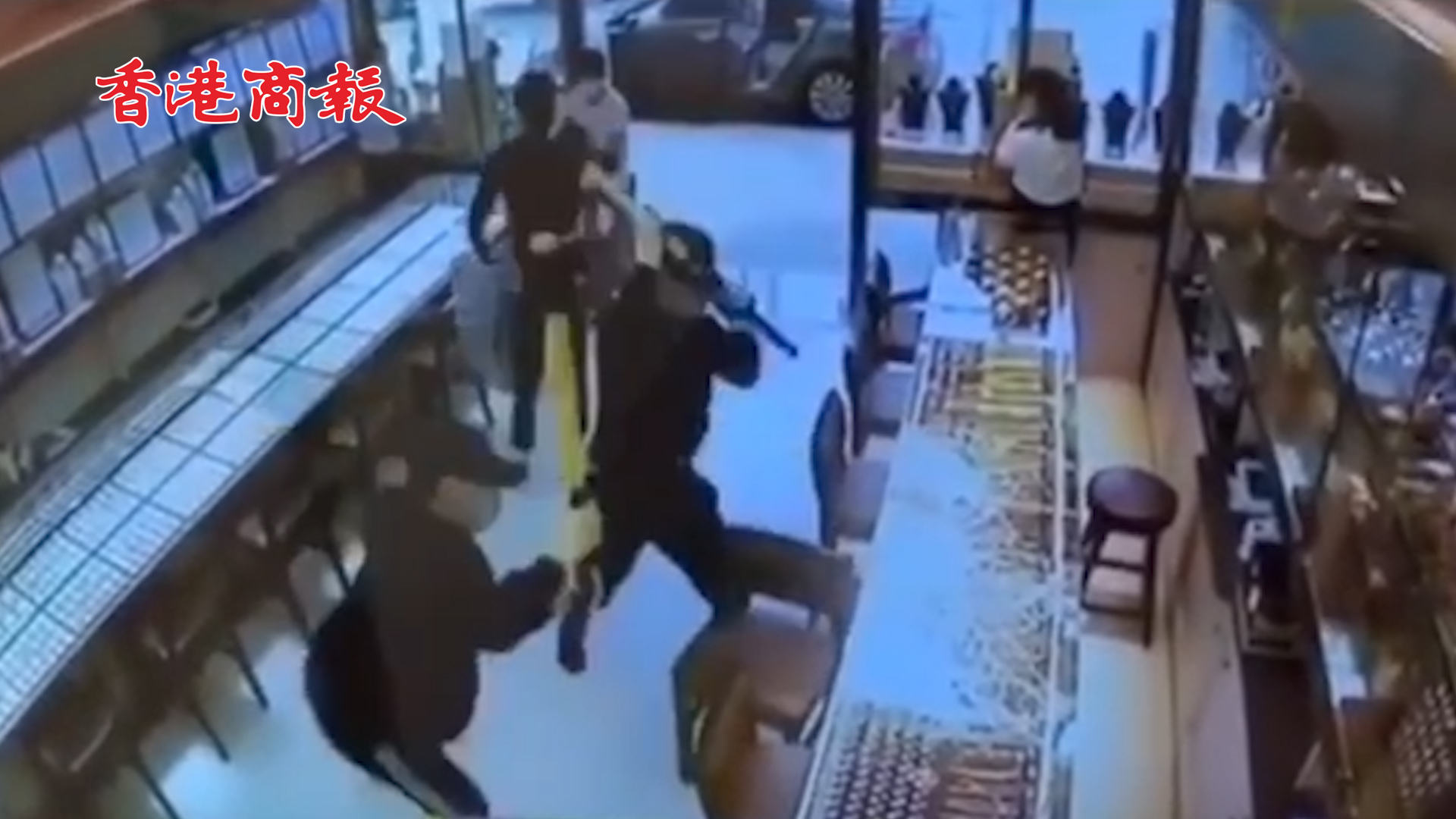 有片丨香港3黑衣大漢洗劫珠寶店 1分鍾打爆玻璃狂搶金器
