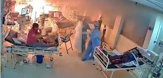 印度一新冠病房呼吸机爆炸起火 患者逃窜