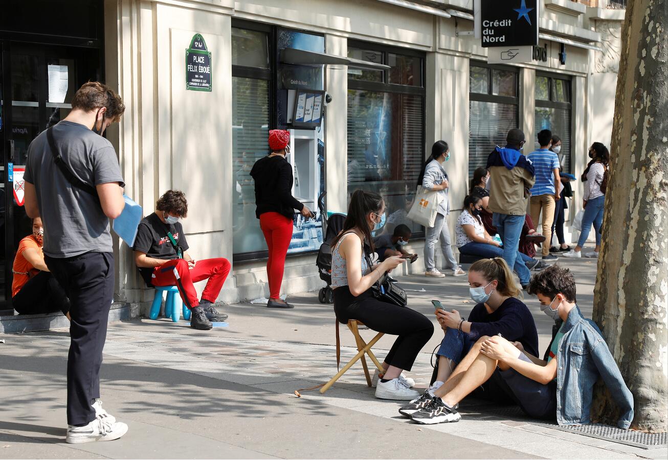 放鬆封鎖措施 西法確診急升 牛津疫苗再有接種者不適