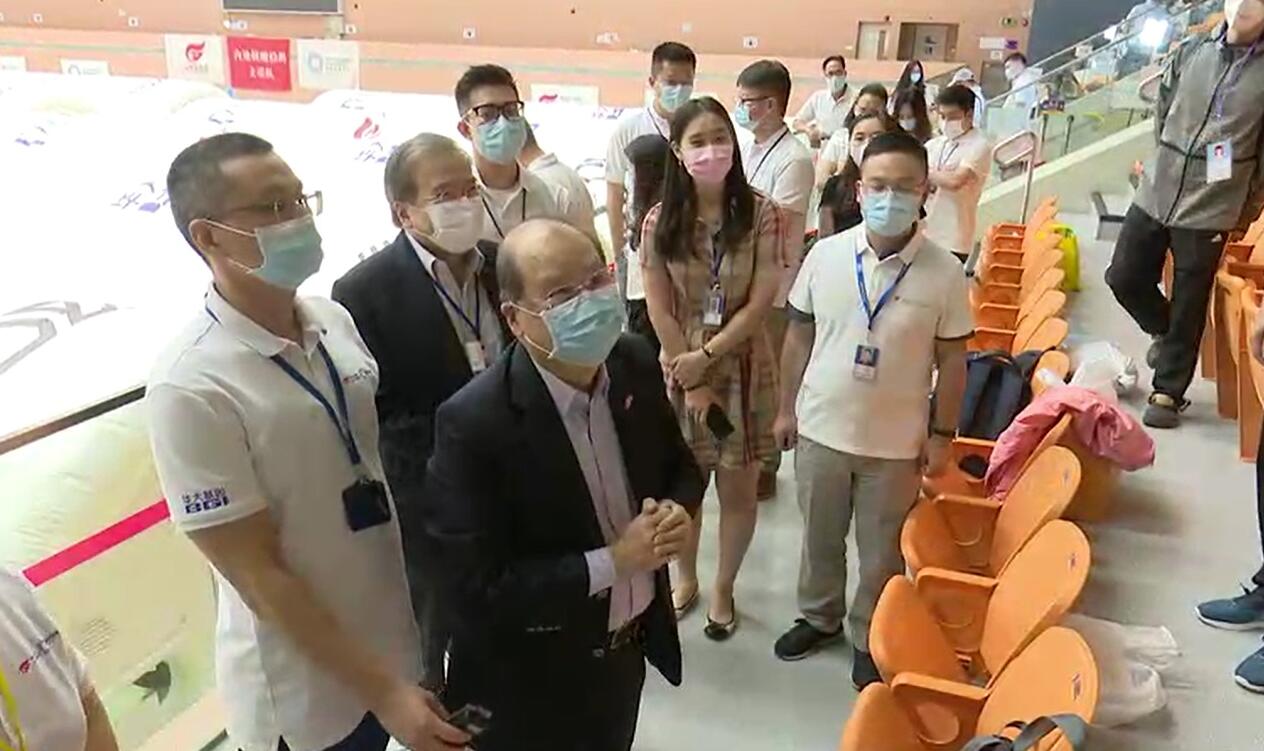 張建宗到访臨時氣膜實驗室 向中央及所有檢測工作人員致谢