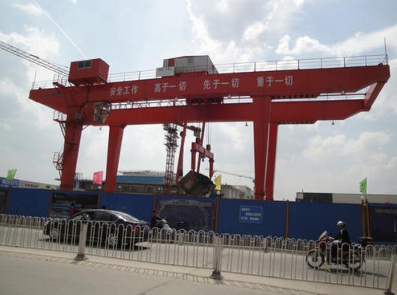 深圳一地铁龙门吊倒塌酿二死六伤