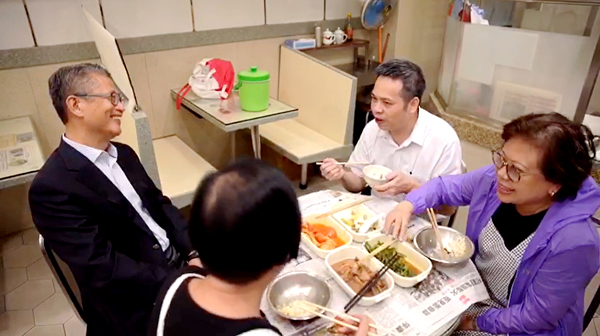 「財爺」落區幫襯小店 為火眼實驗室人員打氣