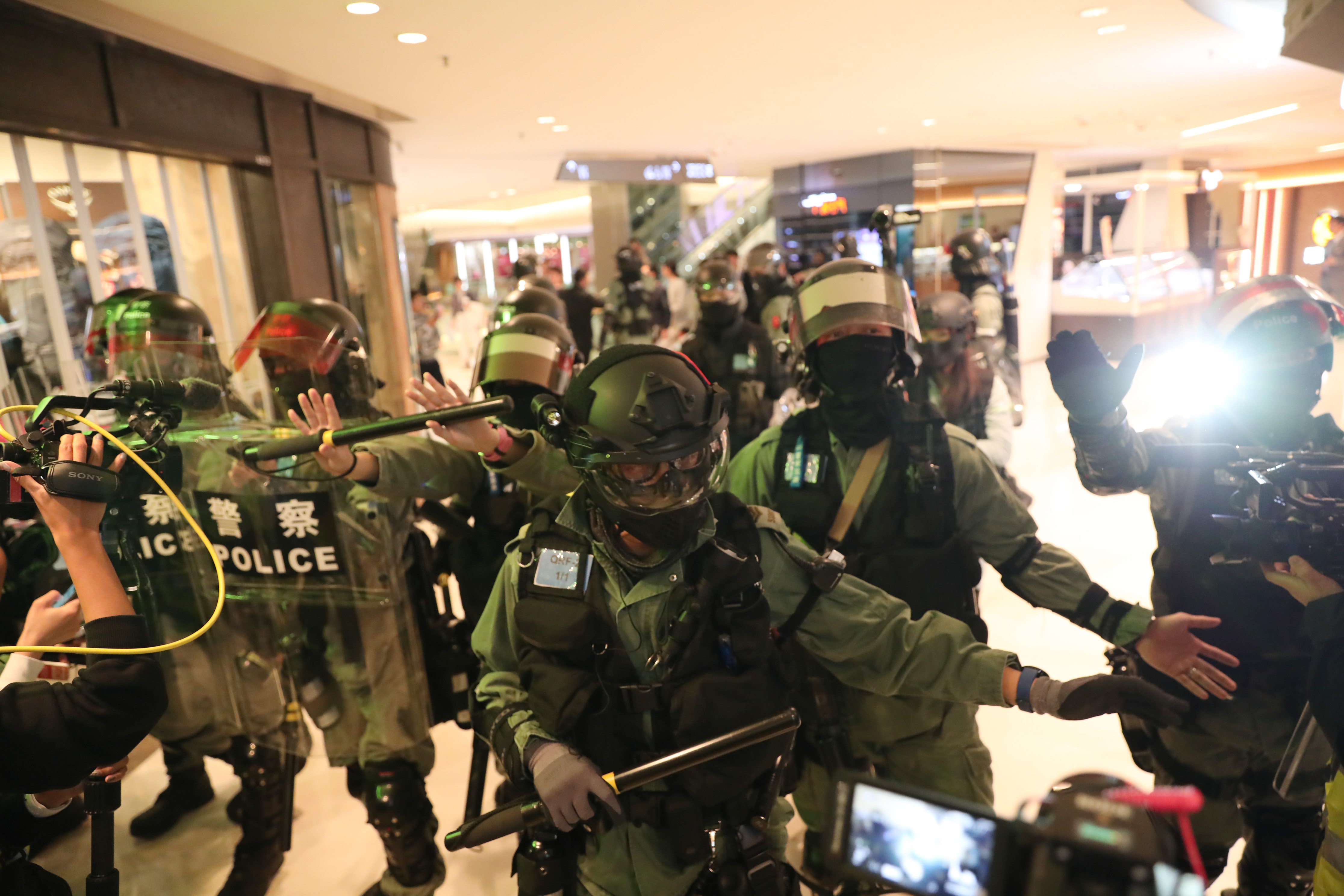 涉襲警藏萬用刀 公務員拒認罪