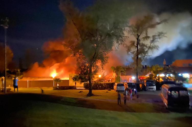 愉景灣高球場起火 近70輛高球車燒毀無人傷