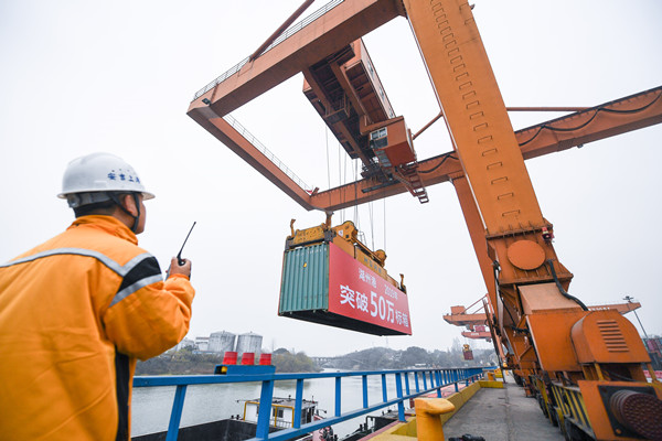 亞行報告：預計今年中國經濟增長1.8% 明年增長7.7%