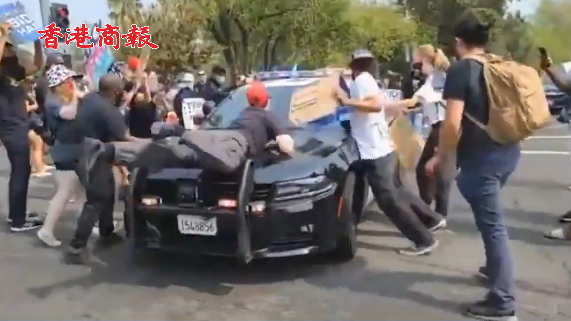 有片丨反特朗普示威者跳上警車抗議 不料警車突然加速將其甩飛