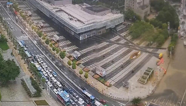 珠三角多地遭遇雷雨袭击 深圳挂红色预警