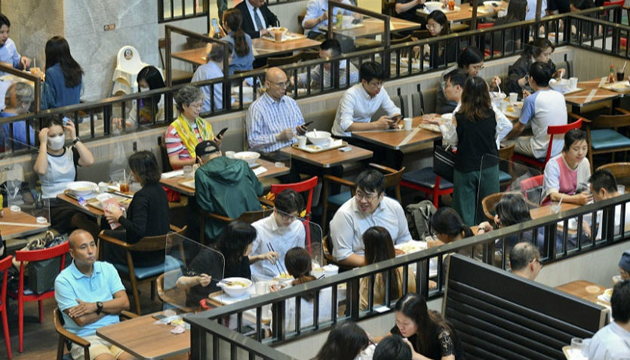 港府：周五起食肆堂食延至淩晨 重開酒吧主题公园等