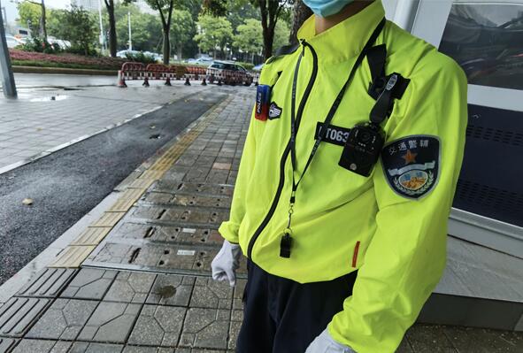 深圳交警「膨胀」了？交警使用降温功能服引热议，网友有赞有弹