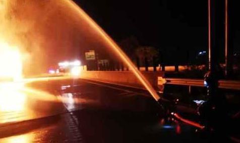 惠大高速一载32吨危化品槽罐车被追尾燃烧 消防员彻夜扑救