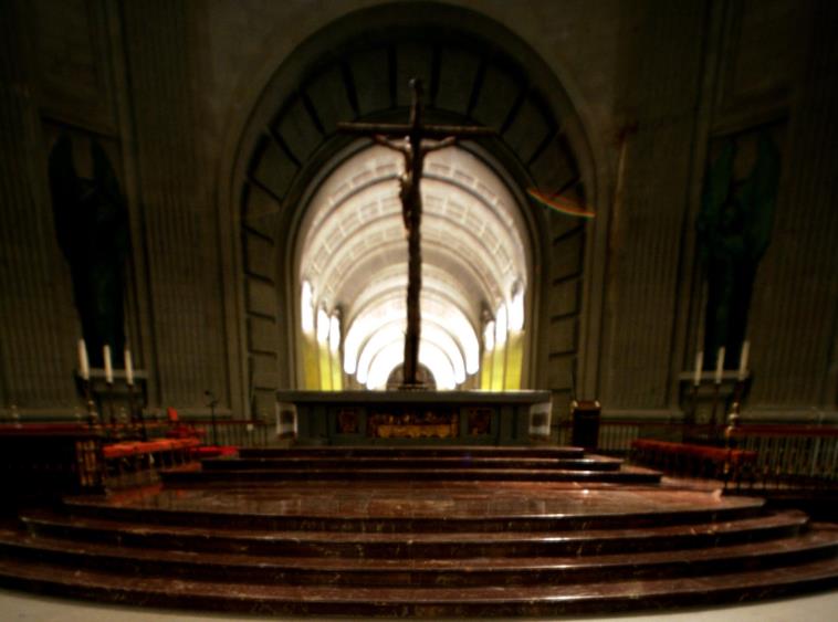 西班牙计划把佛朗哥前墓地改变为公墓