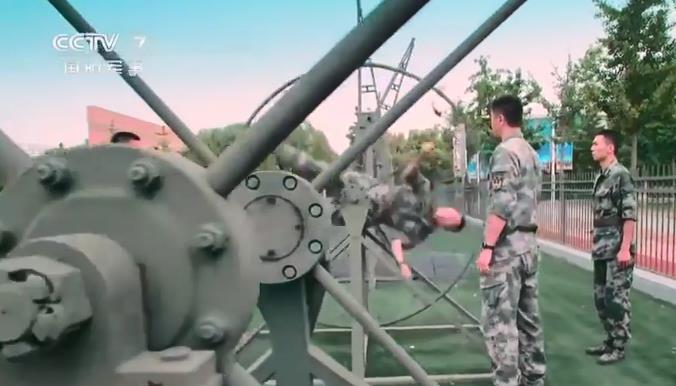 有片 | 直升機飛行員有多牛?360度旋轉中准確回答數學題現場高能