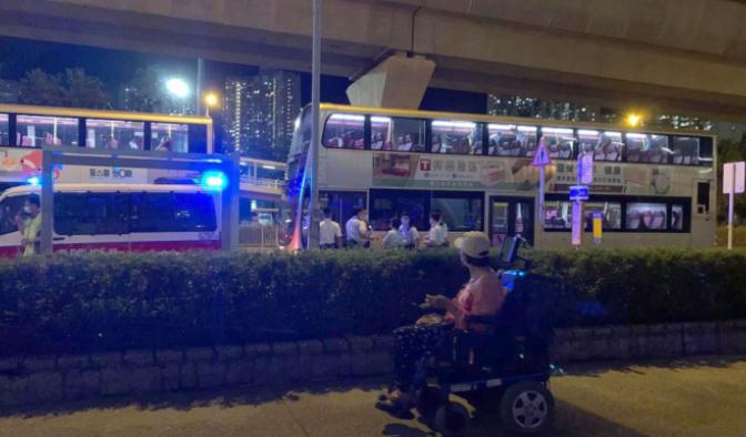 乘巴士講斬人遭乘客舉報 三青年涉藏攻擊性武器被捕